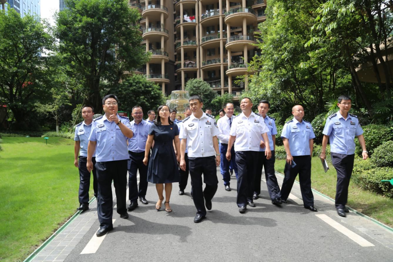 何紹明副市長(zhǎng)一行視察綠韻小區(qū)